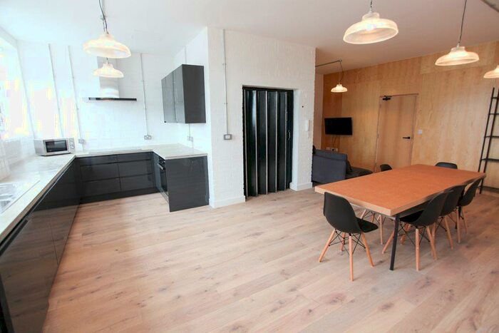 7 Bedroom Flat To Rent In Kempston Street, L3