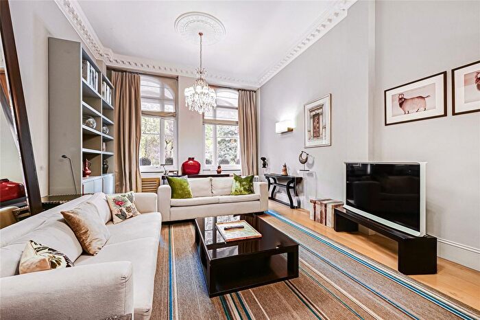 3 Bedroom Flat To Rent In Cadogan Square, Knightsbridge, London, SW1X