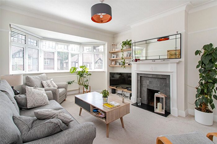 3 Bedroom Flat For Sale In Woodleigh Gardens, Streatham, Lambeth, London, SW16