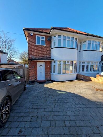 3 Bedroom Semi-Detached House To Rent In Waterfall Road, London, N14