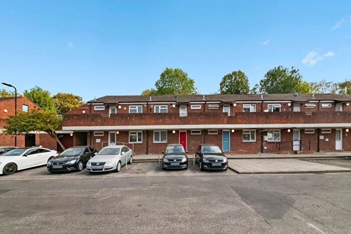 1 Bedroom Flat For Sale In Cowings Mead, Northolt, UB5