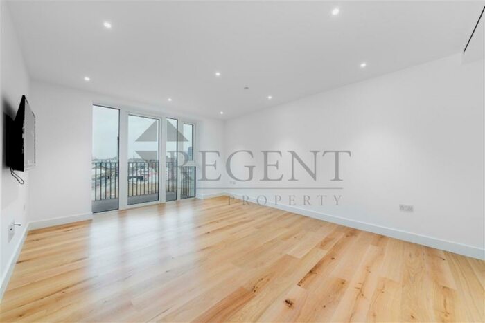 2 Bedroom Apartment To Rent In Admiralty House, Vaughan Way, E1W