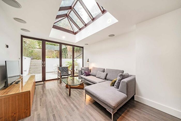 2 Bedroom Flat To Rent In Elgin Crescent, Notting Hill, W11