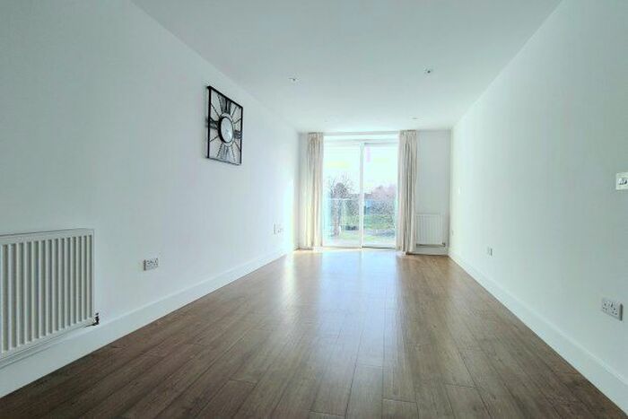 2 Bedroom Flat To Rent In Sapphire House, Orpington, BR6