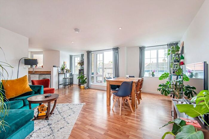 2 Bedroom Flat To Rent In Coborn Road, Bow, E3