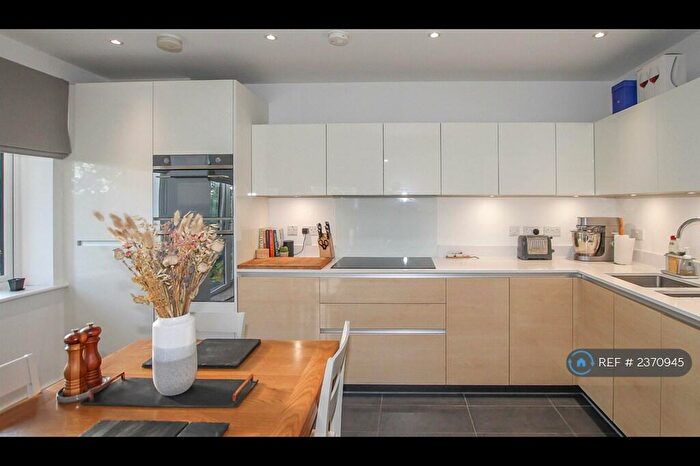 2 Bedroom Flat To Rent In Primula Court, Romford, RM3