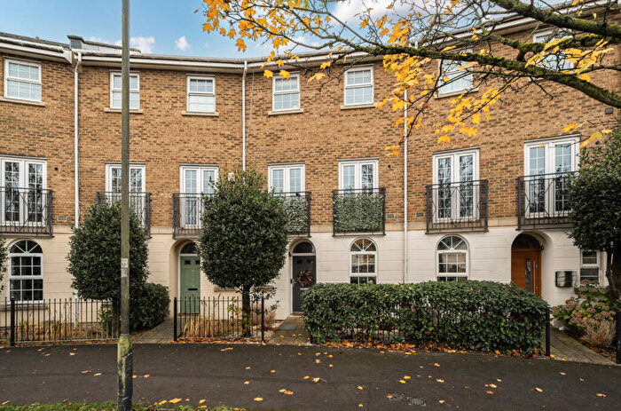 4 Bedroom Terraced House For Sale In Eastbury Way, Swindon, Wiltshire, SN25