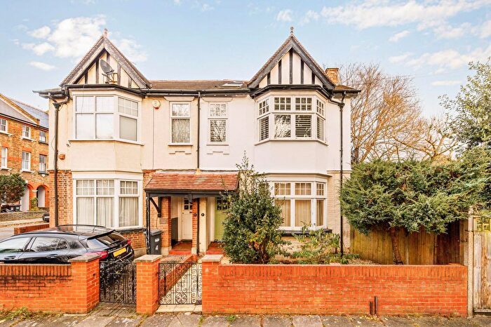 3 Bedroom Maisonette To Rent In Brent Road, Brentford, TW8