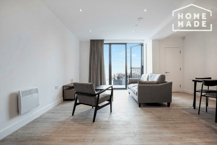 3 Bedroom Town House To Rent In Oxbow, Salford, M5