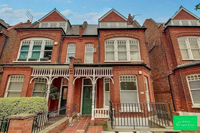 4 Bedroom Maisonette For Sale In Kings Avenue, London, N10