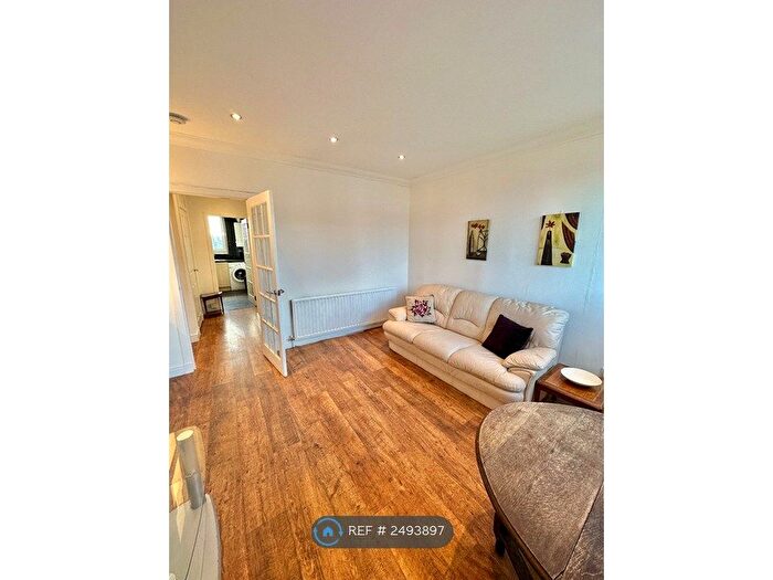2 Bedroom Flat To Rent In Esslemont Avenue, Aberdeen, AB25