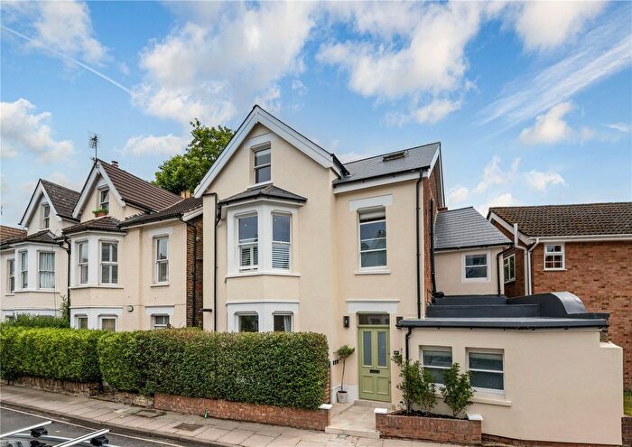 2 Bedroom Flat For Sale In Larkfield Road, Richmond, TW9