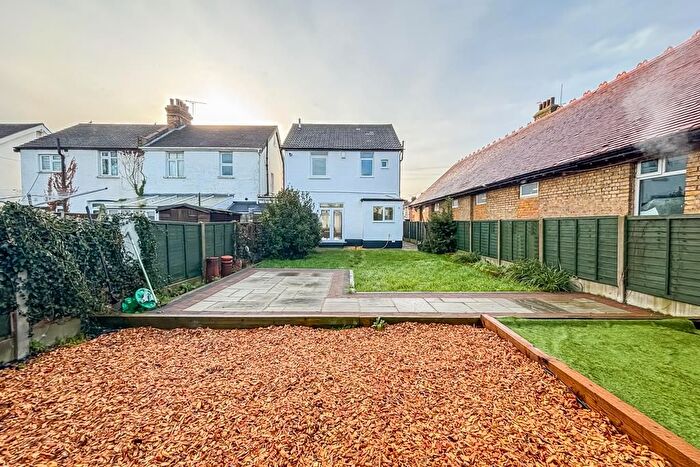 3 Bedroom Link Detached House For Sale In Stornoway Road, Southend-On-Sea, SS2