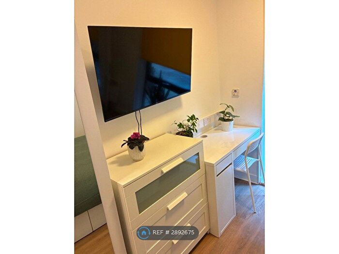 Studio To Rent In Chapel Street, Salford, M3