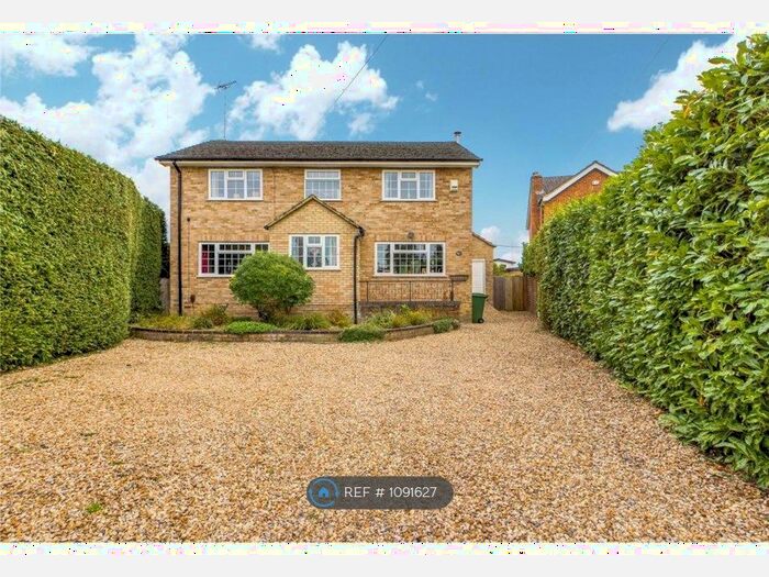 4 Bedroom Detached House To Rent In Chestnut Grove, Purley On Thames, Reading, RG8