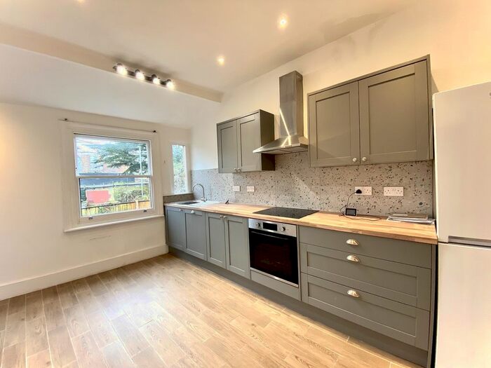 2 Bedroom Flat To Rent In Leslie Road, London, N2