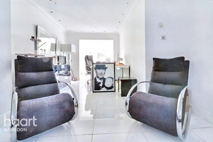 3 Bedroom Terraced House For Sale In Passingham Avenue, Billericay, CM11