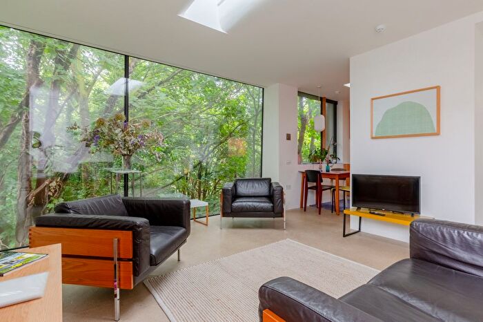 2 Bedroom Flat To Rent In Mews House, Bouverie Mews, London . All Bills Included (Lndn-B), N16