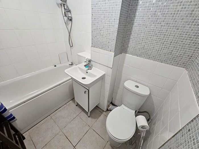 2 Bedroom Flat To Rent In Romford Road, London, E7