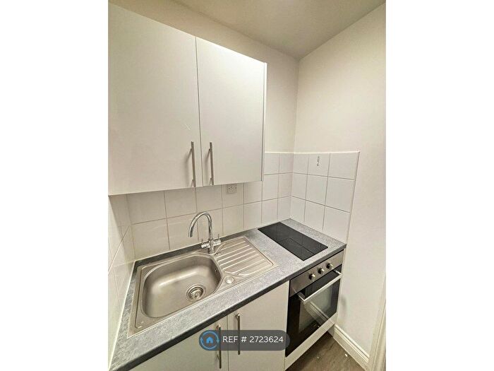 Studio To Rent In The Vale, London, NW11