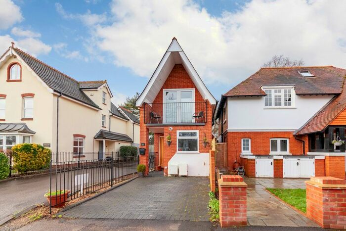 2 Bedroom Detached House To Rent In Weston Green, Thames Ditton KT7