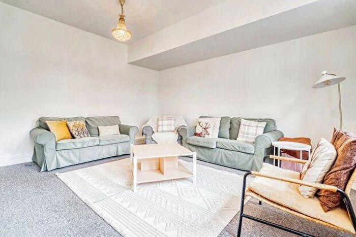 3 Bedroom Flat To Rent In Osborne Wallis House, Bristol, BS8