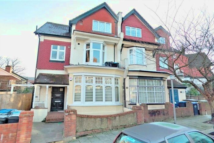 3 Bedroom Flat To Rent In Heathfield Park, London, NW2