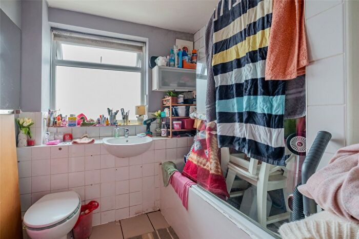 1 Bedroom Flat For Sale In Beechcroft Close, Valley Road, London, SW16