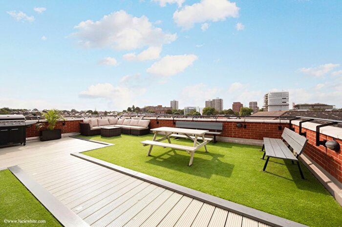 2 Bedroom Flat For Sale In London Road, Kingston Upon Thames, KT2