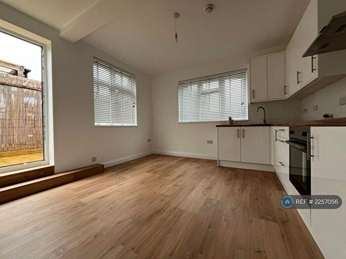 2 Bedroom Flat To Rent In Green Lanes, London, N4