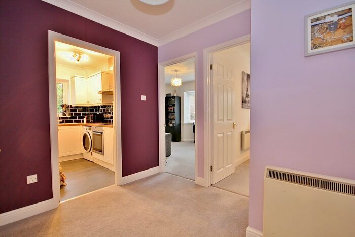 2 Bedroom Flat To Rent In Anchor Hill, Knaphill, Woking, GU21