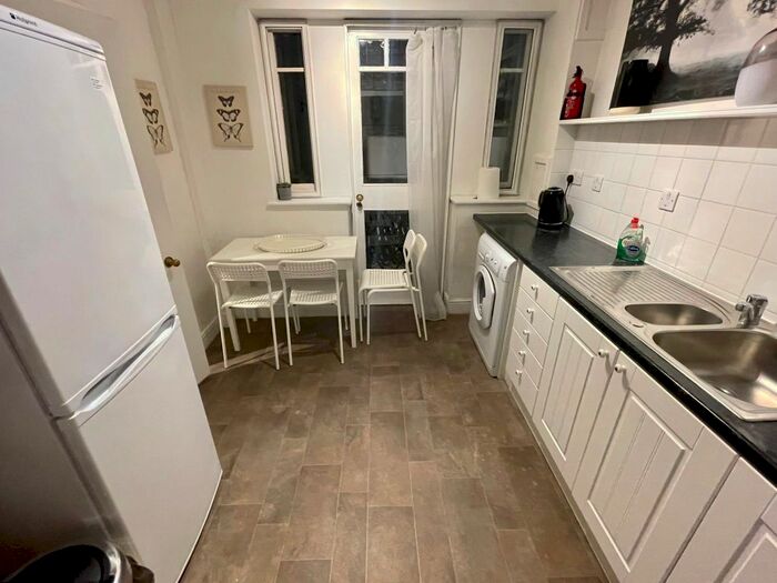 3 Bedroom Flat To Rent In Mercer Street, Lse, West End, Covent Garden, Seven Dials, London, WC2H