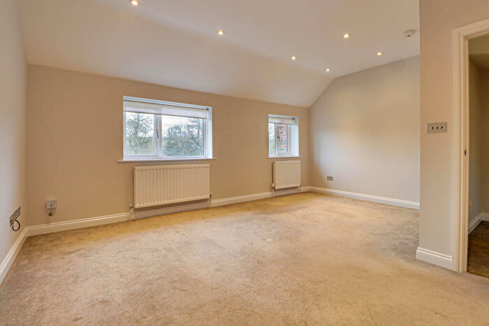 2 Bedroom Maisonette To Rent In Luton Road, Harpenden, AL5