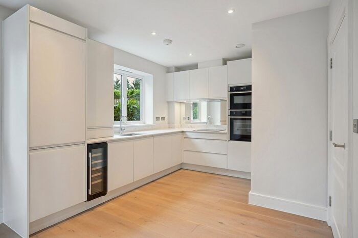 2 Bedroom Flat For Sale In Packhorse Road, Gerrards Cross, Buckinghamshire, SL9