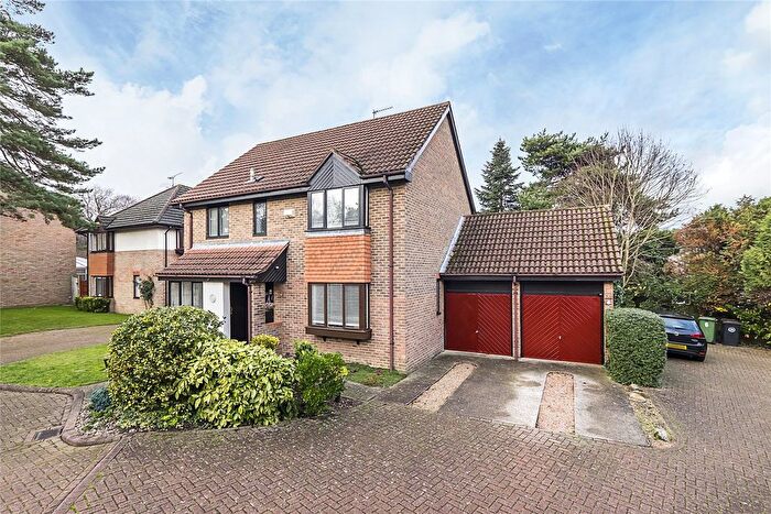 4 Bedroom Detached House To Rent In Sorbie Close, Weybridge, Surrey, KT13