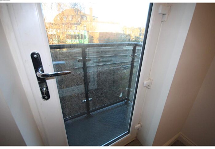 2 Bedroom Flat To Rent In Bedford Hill, London, SW12