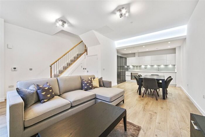 2 Bedroom Town House To Rent In Williamsburg Plaza, Mahattan Plaza, E14