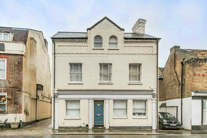 1 Bedroom Flat To Rent In High Street, Hampton, TW12