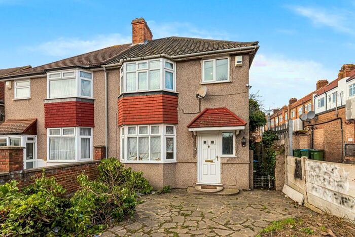 3 Bedroom End Of Terrace House To Rent In Weyman Road London, SE3