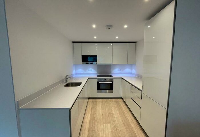 2 Bedroom Flat To Rent In Pinnacle Apartments, Croydon, Surrey, CR0
