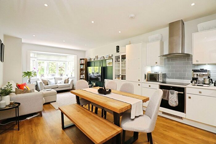2 Bedroom Flat For Sale In Roslin Road, Bournemouth, BH3