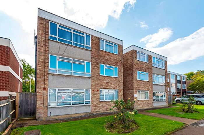 2 Bedroom Apartment To Rent In Roycroft Close, South Woodford, London, E18