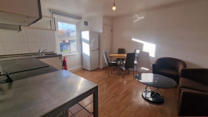 2 Bedroom Flat To Rent In Burdett Road (Top Floor Flat), Mile-End, E14