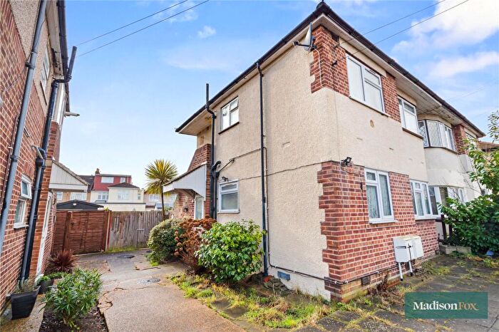 2 Bedroom Maisonette For Sale In Fullwell Avenue, Ilford, IG5