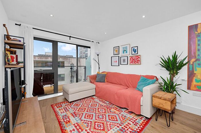 2 Bedroom Flat For Sale In Knightley Walk, Wandsworth, SW18