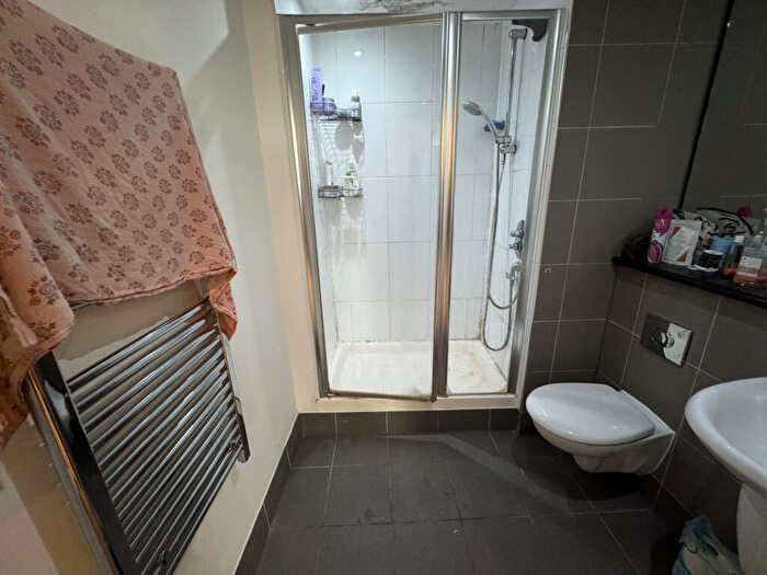 2 Bedroom Apartment To Rent In The Gateway North, Crown Point Road, Leeds, LS9