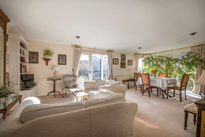 3 Bedroom Flat To Rent In Warwick Drive, London, SW15