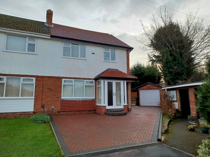4 Bedroom Semi-Detached House To Rent In Marsden Close, Solihull, West Midlands B92