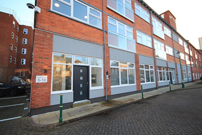 2 Bedroom Flat To Rent In Silvester Street, Hull, East Riding Of Yorkshire, HU1