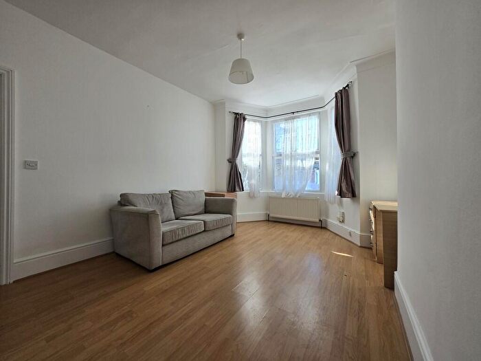 1 Bedroom Flat To Rent In Selborne Road, Ilford, IG1